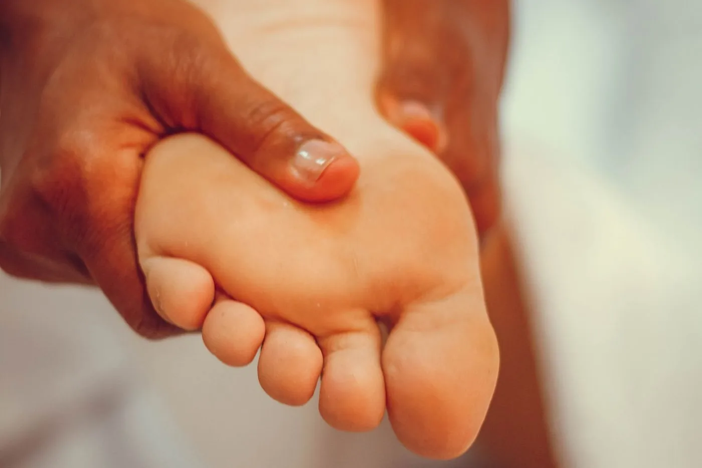 Pression du pouce sur un pied
